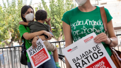 23/09/2020.- Una profesora con su hijo en brazos durante la manifestación celebrada el pasado miércoles para reivindicar una vuelta a las aulas segura en Murcia. EFE/Marcial Guillén 23/09/2020.- Una profesora con su hijo en brazos durante la manifestación celebrada el pasado miércoles para reivindicar una vuelta a las aulas segura en Murcia. EFE/Marcial Guillén