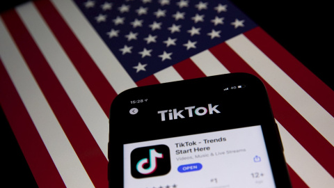 El ícono de la aplicación TikTok en un teléfono y la bandera de EE.UU. EFE / EPA / ROMAN PILIPEY El ícono de la aplicación TikTok en un teléfono y la bandera de EE.UU. EFE / EPA / ROMAN PILIPEY