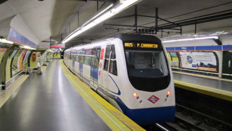 Un convoy de Metro entra en la estación de Bilbao, de la línea 4. Un convoy de Metro entra en la estación de Bilbao, de la línea 4.