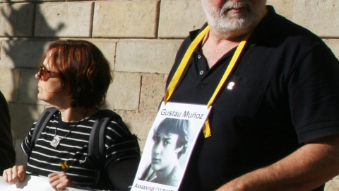 Marc Aureli Muñoz de Bustillo Gallego en una manifestació a Plaça Sant Jaume. Fotografia cedida Xarxa Catalana i Balear de Suport a la Querella Argentina.