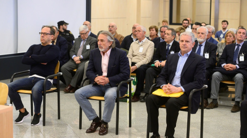 Los acusados Álvaro Pérez "El Bigotes" (i), Francisco Correa (c) y Pablo Crespo (d) al comienzo del juicio por la supuesta contratación irregular de una empresa de Gürtel para actos celebrados por la visita del papa Benedicto XVI a Valencia en 2006 qu Los acusados Álvaro Pérez "El Bigotes" (i), Francisco Correa (c) y Pablo Crespo (d) al comienzo del juicio por la supuesta contratación irregular de una empresa de Gürtel para actos celebrados por la visita del papa Benedicto XVI a Valencia en 2006 qu