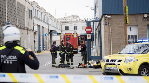 Bomberos y agentes de Policía en el polígono de Montsolís, en el distrito de Sant Martí de Barcelona, doned se ha registrado una explosión en una empresa química. - EFE Bomberos y agentes de Policía en el polígono de Montsolís, en el distrito de Sant Martí de Barcelona, doned se ha registrado una explosión en una empresa química. - EFE