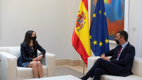 El presidente del Gobierno, Pedro Sánchez, conversa en la Moncloa con la líder de Ciudadanos, Inés Arrimadas, durante su ronda de contactos con los partidos políticos. EFE/Fernando Villar El presidente del Gobierno, Pedro Sánchez, conversa en la Moncloa con la líder de Ciudadanos, Inés Arrimadas, durante su ronda de contactos con los partidos políticos. EFE/Fernando Villar