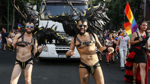 Cientos de personas recorrieron las calles centricas de Sevilla para participar en la Celebración del del Orgullo Gay 2017. | JOSÉ MANUEL VIDAL (EFE)