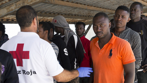 Llegada al puerto de Motril (Granada) de algunas de las 73 personas de origen subsahariano, entre ellas once mujeres y cuatro menores, que han sido rescatadas  de dos pateras por efectivos de Salvamento Marítimo en las cercanías de la isla de Alborán. 