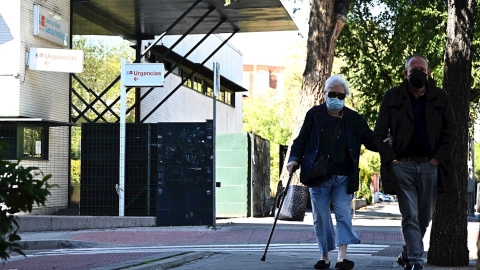 MADRID, 25/09/2020.- Dos personas pasan delante del centro de salud García Noblejas, en el distrito madrileño de Ciudad Lineal, este viernes. La Comunidad de Madrid ampliará a partir del próximo lunes, 28 de septiembre, las restricciones de movilidad MADRID, 25/09/2020.- Dos personas pasan delante del centro de salud García Noblejas, en el distrito madrileño de Ciudad Lineal, este viernes. La Comunidad de Madrid ampliará a partir del próximo lunes, 28 de septiembre, las restricciones de movilidad