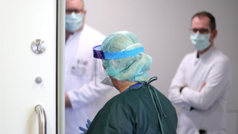 Personal sanitario en un hospital. EFE/EPA/FRIEDEMANN VOGEL/Archivo Personal sanitario en un hospital. EFE/EPA/FRIEDEMANN VOGEL/Archivo