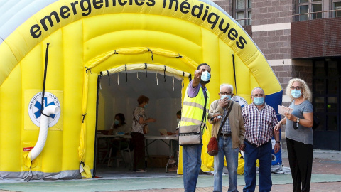 Varias personas acceden a la zona de realización de PCR durante el primer día de cribados masivos de Covid-19 en El Raval de Barcelona | EFE Varias personas acceden a la zona de realización de PCR durante el primer día de cribados masivos de Covid-19 en El Raval de Barcelona | EFE