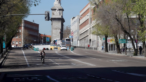 Vista de la calle de Toledo, en el centro de la capital, prácticamente sin tráfico, este miércoles, en Madrid. - EFE