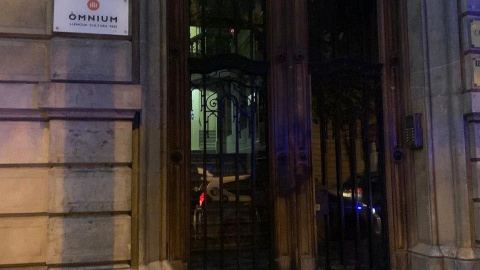 Restes carbonitzades a les portes de la seu d'Òmnium Cultural de Barcelona. Òmnium Restes carbonitzades a les portes de la seu d'Òmnium Cultural de Barcelona. Òmnium