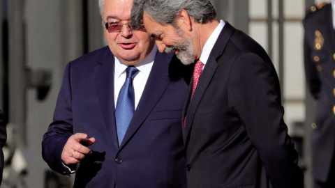 Los presidentes del Tribunal Constitucional, Juan José González Rivas (i) y del Supremo, Carlos Lesmes, conversan a su llegada al Congreso para el acto solemne conmemorativo del 40 aniversario de la Constitución. EFE/ Juanjo Martín