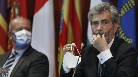 El presidente del Tribunal Supremo y del Consejo General del Poder Judicial (CGPJ), Carlos Lesmes, acompañado por el ministro de Justicia del Gobierno, Juan Carlos Campo, durante el acto de entrega de despachos a la nueva promoción de jueces, en la Escu El presidente del Tribunal Supremo y del Consejo General del Poder Judicial (CGPJ), Carlos Lesmes, acompañado por el ministro de Justicia del Gobierno, Juan Carlos Campo, durante el acto de entrega de despachos a la nueva promoción de jueces, en la Escu