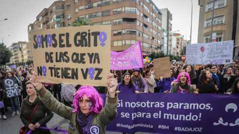 Pancartas con lemas feministas durante la manifestación del 8M en Badajoz. / EFE Pancartas con lemas feministas durante la manifestación del 8M en Badajoz. / EFE