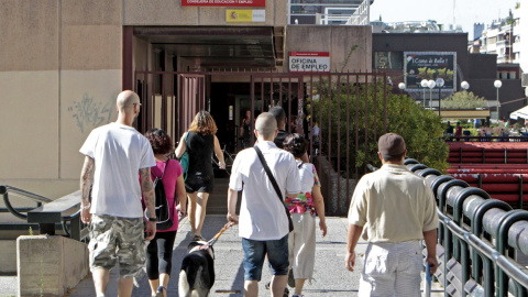 Varias personas se dirigen hacia la oficina de empleo de Azca en Madrid. EFE/J.L. Pino Varias personas se dirigen hacia la oficina de empleo de Azca en Madrid. EFE/J.L. Pino