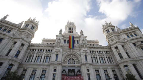 Fachada del Ayuntamiento de Madrid donde hoy se ha desplegado la bandera del orgullo gay en una semana en la que tendrá lugar la celebración del World Pride 2017, en la capital española. EFE/Juan Carlos Hidalgo Fachada del Ayuntamiento de Madrid donde hoy se ha desplegado la bandera del orgullo gay en una semana en la que tendrá lugar la celebración del World Pride 2017, en la capital española. EFE/Juan Carlos Hidalgo