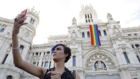 Una mujer se fotografía junto a la fachada del Ayuntamiento de Madrid donde hoy se ha desplegado la bandera del orgullo gay en una semana en la que tendrá lugar la celebración del World Pride 2017, en la capital española. EFE/Juan Carlos Hidalgo Una mujer se fotografía junto a la fachada del Ayuntamiento de Madrid donde hoy se ha desplegado la bandera del orgullo gay en una semana en la que tendrá lugar la celebración del World Pride 2017, en la capital española. EFE/Juan Carlos Hidalgo