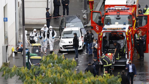 Escena del ataque en París, frente a la antigua sede del Charlie Hebdo. EFE. Escena del ataque en París, frente a la antigua sede del Charlie Hebdo. EFE.