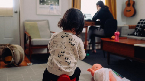 Mujer trabajadora y con hijos: los malabares de la conciliación Mujer trabajadora y con hijos: los malabares de la conciliación