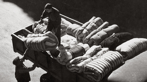 'Recogida de colchones para los refugiados'.- Pérez de Rozas (ARCHIVO FOTOGRÁFICO DE BARCELONA)
