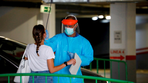 Personal sanitario hace la prueba PCR. /EFE/Archivo Personal sanitario hace la prueba PCR. /EFE/Archivo