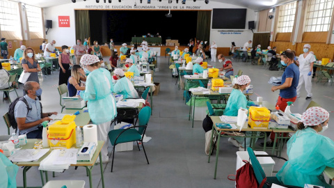 Imagen facilitada por la Comunidad de Madrid que ha realizado este jueves cerca de 12.000 pruebas Covid-19 al personal de los centros docentes. /EFE Imagen facilitada por la Comunidad de Madrid que ha realizado este jueves cerca de 12.000 pruebas Covid-19 al personal de los centros docentes. /EFE