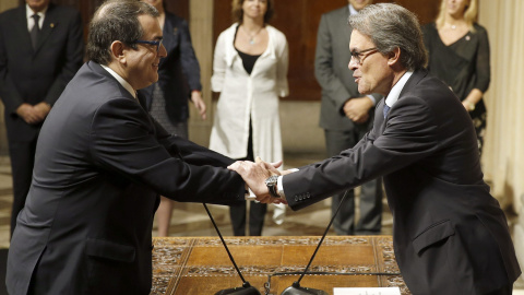 El nuevo conseller de Interior, Jordi Jané saluda al presidente de la Generalitat, Artur Mas, tras la remodelación del gobierno catalán en un acto celebrado el pasado lunes en el Palau de la Generalitat./ EFE/ Andreu Dalmau El nuevo conseller de Interior, Jordi Jané saluda al presidente de la Generalitat, Artur Mas, tras la remodelación del gobierno catalán en un acto celebrado el pasado lunes en el Palau de la Generalitat./ EFE/ Andreu Dalmau