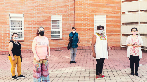 Helena Teixera (segunda por la derecha) junto a algunas de las vecinas que se ayudan para conseguir alimentos. DANIEL MILLS SALCEDO Helena Teixera (segunda por la derecha) junto a algunas de las vecinas que se ayudan para conseguir alimentos. DANIEL MILLS SALCEDO