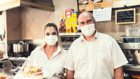 Alicia y Tino regentan un pequeño bar en Usera cuyo aforo ha quedado reducido a diez clientes. DANIEL MILLS SALCEDO Alicia y Tino regentan un pequeño bar en Usera cuyo aforo ha quedado reducido a diez clientes. DANIEL MILLS SALCEDO
