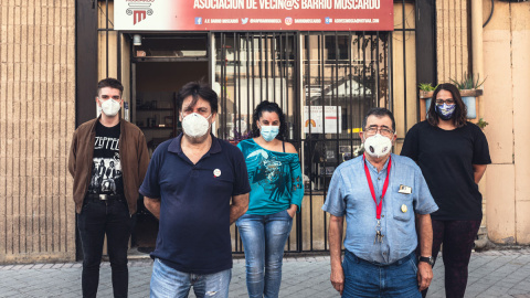 José Manuel Ureña (segundo por la derecha), junto a compañeros de la asociación vecinal Moscardó que él preside. DANIEL MILLS SALCEDO José Manuel Ureña (segundo por la derecha), junto a compañeros de la asociación vecinal Moscardó que él preside. DANIEL MILLS SALCEDO