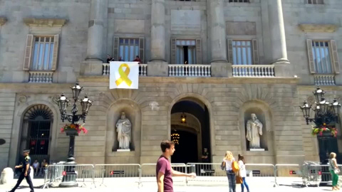 El Ayuntamiento de Barcelona coloca un lazo amarillo tras la investidura de Colau El Ayuntamiento de Barcelona coloca un lazo amarillo tras la investidura de Colau