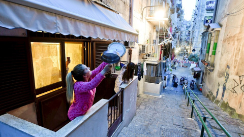 13/03/2020. Los italianos cantan desde sus balcones para sobrellevar el aislamiento por la crisis del coronavirus. / EFE - CIRO FUSCO 13/03/2020. Los italianos cantan desde sus balcones para sobrellevar el aislamiento por la crisis del coronavirus. / EFE - CIRO FUSCO