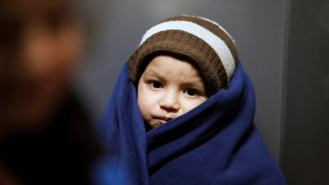 Un niño se tapa tras cruzar en patera la frontera hacia Lesbos. REUTERS/Umit Bektas Un niño se tapa tras cruzar en patera la frontera hacia Lesbos. REUTERS/Umit Bektas