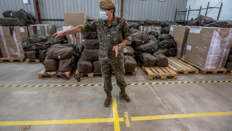 Un militar indica el recorrido que seguirán los alumnos en el momento de recoger el uniforme y los enseres militares, en el Acuartelamiento de Camposoto, en San Fernando de Cádiz. EFE/Román Ríos Un militar indica el recorrido que seguirán los alumnos en el momento de recoger el uniforme y los enseres militares, en el Acuartelamiento de Camposoto, en San Fernando de Cádiz. EFE/Román Ríos