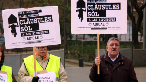 Protesta de membres d'Adicae contra les clàusules sòl. ACN / ÀLEX RECOLONS Protesta de membres d'Adicae contra les clàusules sòl. ACN / ÀLEX RECOLONS