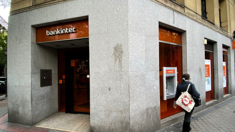 Una mujer camina junto a una oficina del Bankinter. / EUROPA PRESS (Eduardo Parra) Una mujer camina junto a una oficina del Bankinter. / EUROPA PRESS (Eduardo Parra)
