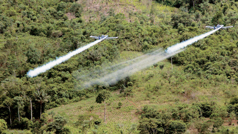 Aviones rocían con glifosato cultivos de coca en Colombia. Aviones rocían con glifosato cultivos de coca en Colombia.