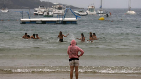 Un grupo de jóvenes se baña en la playa de la Concha de San Sebastián. /EFE Un grupo de jóvenes se baña en la playa de la Concha de San Sebastián. /EFE