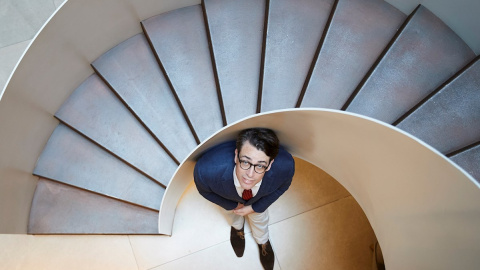 El escritor Benjamin Moser posa para la prensa gráfica durante la presentación este martes en Barcelona de la biografía 'Sontag. Vida y obra'. EFE/Alejandro García