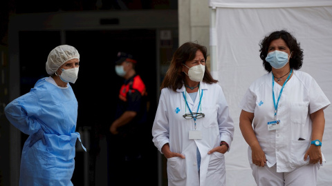 Sanitarios de la Cruz Roja de guardia frente a uno de los dispositivos instalados en la ciudad de Santa Coloma de Gramanet (Barcelona). - EFE