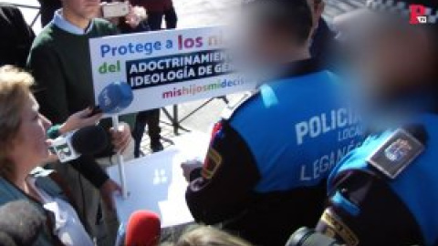 La Policía desmonta un puesto de censura parental de HazteOir frente a un colegio de Leganés La Policía desmonta un puesto de censura parental de HazteOir frente a un colegio de Leganés