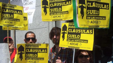 Una protesta contra las cláusulas suelo abusivas. EFE/Archivo. Una protesta contra las cláusulas suelo abusivas. EFE/Archivo.