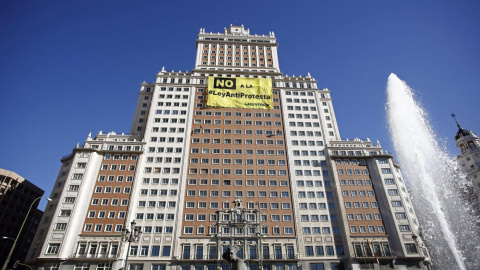 Pancarta en el edificio España desplegada por Greenpeace Pancarta en el edificio España desplegada por Greenpeace