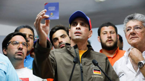 Henrique Capriles sostiene un ejemplar de la Constitución Bolivariana de Venezuela durante un acto de la oposición. | REUTERS Henrique Capriles sostiene un ejemplar de la Constitución Bolivariana de Venezuela durante un acto de la oposición. | REUTERS