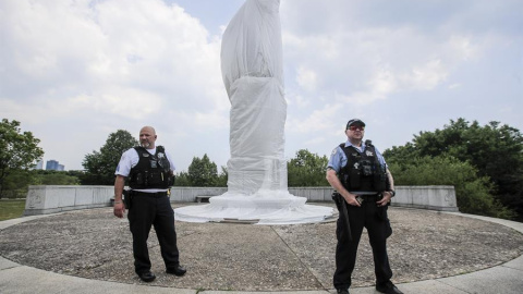Vigilancia alrededor de la estatua de Cristóbal Colón en Chicago. - EFE (Archivo) Vigilancia alrededor de la estatua de Cristóbal Colón en Chicago. - EFE (Archivo)