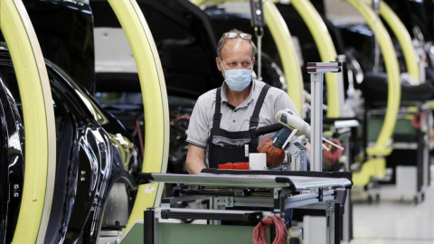 Un trabajador de la cadena de producción de Mercedes Benz en Sindelfingen, Alemania, con mascarilla para evitar el contagio por coronavirus / EFE Un trabajador de la cadena de producción de Mercedes Benz en Sindelfingen, Alemania, con mascarilla para evitar el contagio por coronavirus / EFE