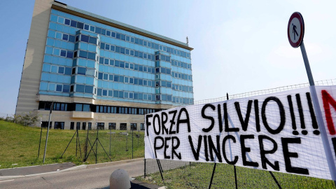 Una muestra de apoyo a Silvio Berlusconi en el hospital de Milán en el que se encuentra ingresado.- EFE Una muestra de apoyo a Silvio Berlusconi en el hospital de Milán en el que se encuentra ingresado.- EFE