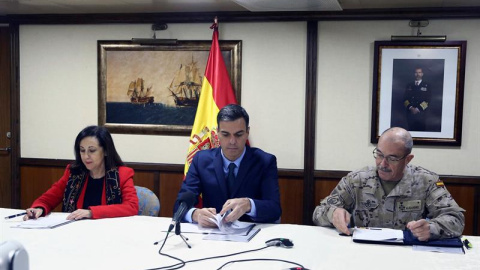 El presidente del Gobierno, Pedro Sánchez, junto a la ministra de Defensa, Margarita Robles, y el general Fernando Alejandre (d), jefe del Estado Mayor de la Defensa. - EFE El presidente del Gobierno, Pedro Sánchez, junto a la ministra de Defensa, Margarita Robles, y el general Fernando Alejandre (d), jefe del Estado Mayor de la Defensa. - EFE