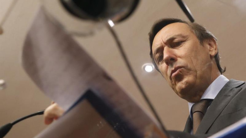 El portavoz parlamentario del PP, Rafael Hernando, durante la rueda de prensa posterior a la reunión de la Junta de Portavoces de este martes en el Congreso. EFE/Javier Lizón El portavoz parlamentario del PP, Rafael Hernando, durante la rueda de prensa posterior a la reunión de la Junta de Portavoces de este martes en el Congreso. EFE/Javier Lizón