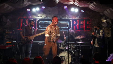 L'escenari del Jamboree, amb Clarence Bekker, en el primer concert amb públic de la desescalada del coronavirus, a Barcelona.ACN L'escenari del Jamboree, amb Clarence Bekker, en el primer concert amb públic de la desescalada del coronavirus, a Barcelona.ACN