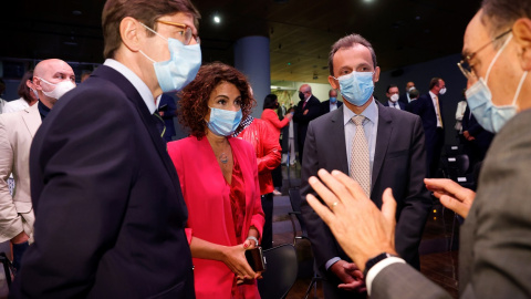 El presidente de Bankia, José Ignacio Goirigolzarri (i) junto a la ministra de Hacienda, María Jesús Montero (c) y el ministro de Ciencia, Pedro Duque (2d), con el presidente de Iberdrola, Ignacio Sánchez Galán, antes del comienzo de la conferencia d El presidente de Bankia, José Ignacio Goirigolzarri (i) junto a la ministra de Hacienda, María Jesús Montero (c) y el ministro de Ciencia, Pedro Duque (2d), con el presidente de Iberdrola, Ignacio Sánchez Galán, antes del comienzo de la conferencia d